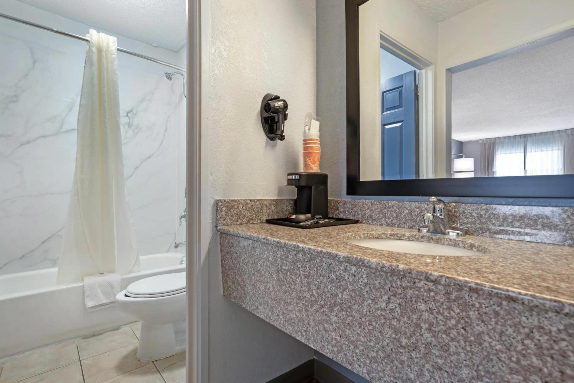 Quality Inn & Suites Near Lake Eufaula Eksteriør billede